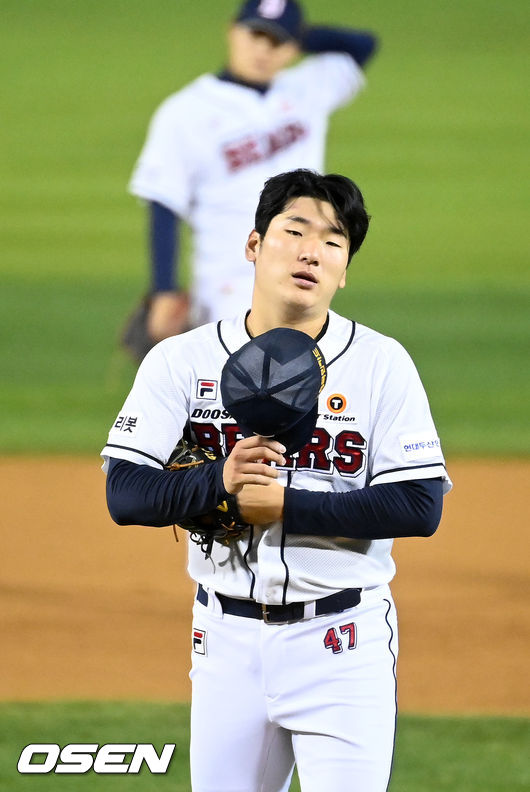 4회초 2사 주자 1,3루 LG 문성주에게 우익수 앞 1타점 적시타를 맞은 두산 선발 곽빈이 아쉬워하고 있다. 2021.11.05/ rumi@osen.co.kr