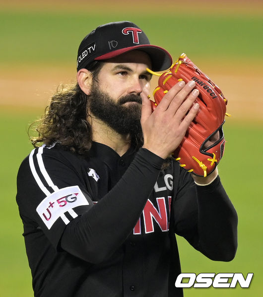 5일 오후 서울 잠실야구장에서 '2021 신한은행 SOL KBO 리그' 포스트시즌 두산 베어스와 LG 트윈스의 준플레이오프(준PO) 2차전이 열렸다.6회말 2사 1,2루 LG 선발 켈리가 교체되며 팬들을 향해 박수를 보내고 있다.  2021.11.05 /cej@osen.co.kr