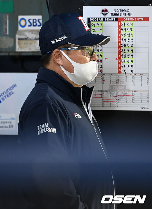 7회말 두산 김태형 감독이 경기를 바라보고 있다. 2021.11.05 /sunday@osen.co.kr