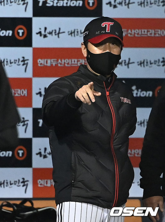 5일 오후 서울 잠실야구장에서 '2021 신한은행 SOL KBO 리그' 포스트시즌 두산베어스와 LG 트윈스의 준플레이오프(준PO) 2차전이 진행됐다.9회초 무사 2루에서 LG 유강남의 적시타 때 류지현 감독이 홈을 밟은 김용의를 축하하고 있다. 2021.11.05 /sunday@osen.co.kr