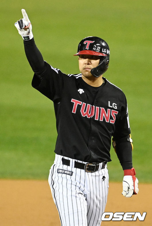 7회초 2사 1,3루 LG 김민성이 달아나는 1타점 적시타를 때린 뒤 1루에서 세리머니를 하고 있다.  2021.11.05/ rumi@osen.co.kr