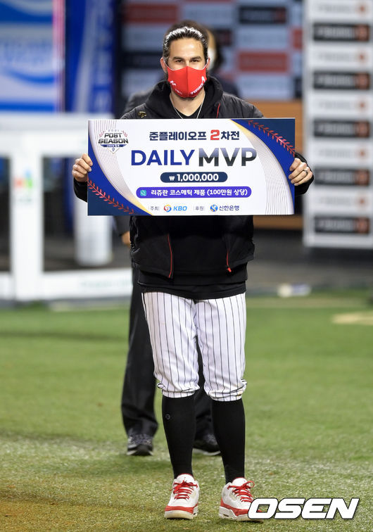 경기 종료 후 2차전 MVP에 선정된 켈리가 기념촬영을 하고 있다.  2021.11.05 /cej@osen.co.kr