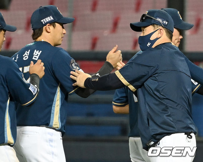 NC 다이노스 이동욱 감독과 나성범 /OSEN DB