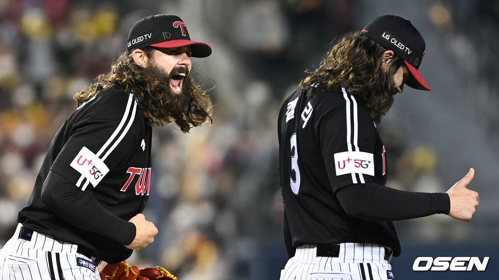 5일 오후 서울 잠실야구장에서 열린 '2021 신한은행 SOL KBO 리그' 포스트시즌 두산 베어스와 LG 트윈스의 준플레이오프(준PO) 2차전, 5회말 2사 1,2루에서 LG 켈리가 두산 페르난데스를 삼진으로 처리하고 환호하고 있다. 2021.11.05 /sunday@osen.co.kr