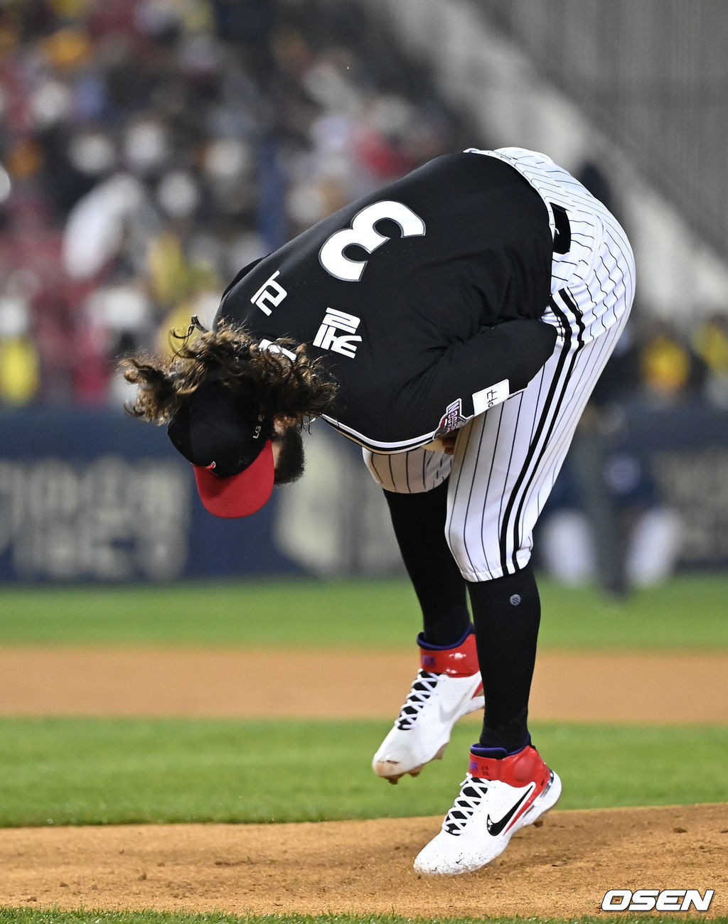 5일 오후 서울 잠실야구장에서 열린 '2021 신한은행 SOL KBO 리그' 포스트시즌 두산 베어스와 LG 트윈스의 준플레이오프(준PO) 2차전, 1회말 무사 LG 켈리가 두산 정수빈의 강습 타구를 몸으로 막아내고 있다. 2021.11.05 /sunday@osen.co.kr