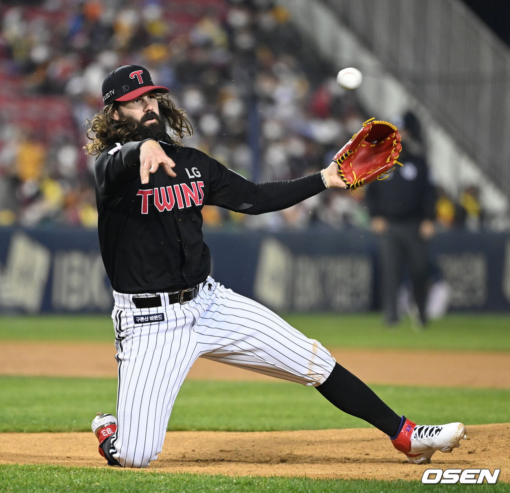 5일 오후 서울 잠실야구장에서 열린 '2021 신한은행 SOL KBO 리그' 포스트시즌 두산 베어스와 LG 트윈스의 준플레이오프(준PO) 2차전, 1회말 무사 두산 정수빈의 강습 타구를 몸으로 막은 LG 켈리가 타구를 처리하고 있다. 2021.11.05 /sunday@osen.co.kr