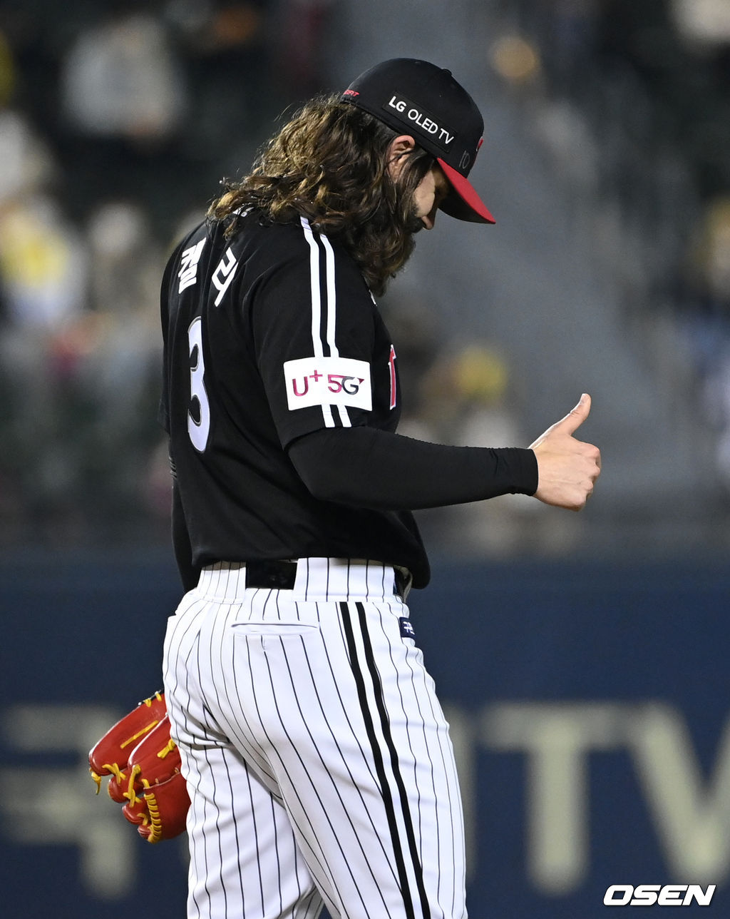 5일 오후 서울 잠실야구장에서 열린 '2021 신한은행 SOL KBO 리그' 포스트시즌 두산 베어스와 LG 트윈스의 준플레이오프(준PO) 2차전, 1회말 무사 두산 정수빈의 강습 타구를 맞은 LG 켈리가 트레이너를 향해 괜찮다는 사인을 보내고 있다. 2021.11.05 /sunday@osen.co.kr