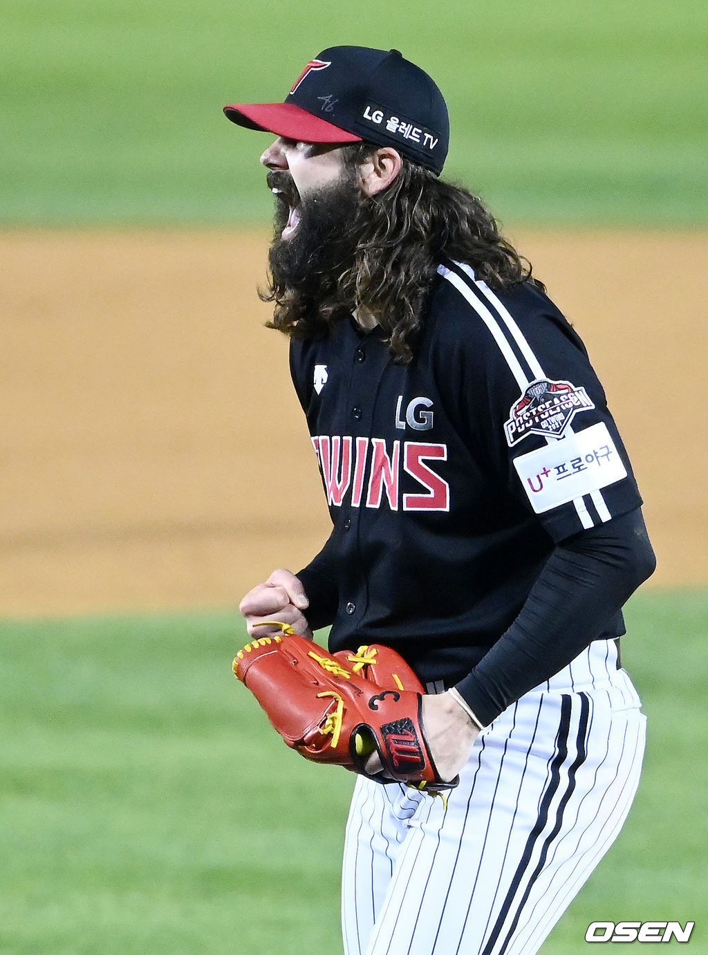 5일 오후 서울 잠실야구장에서 열린 '2021 신한은행 SOL KBO 리그' 포스트시즌 두산 베어스와 LG 트윈스의 준플레이오프(준PO) 2차전, 5회말 2사 1,2루에서 LG 켈리가 두산 페르난데스를 삼진으로 처리하고 환호하고 있다. 2021.11.05 /rumi@osen.co.kr
