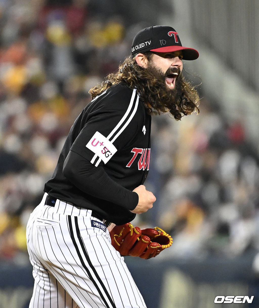 5일 오후 서울 잠실야구장에서 열린 '2021 신한은행 SOL KBO 리그' 포스트시즌 두산 베어스와 LG 트윈스의 준플레이오프(준PO) 2차전, 5회말 2사 1,2루에서 LG 켈리가 두산 페르난데스를 삼진으로 처리하고 환호하고 있다. 2021.11.05 /sunday@osen.co.kr