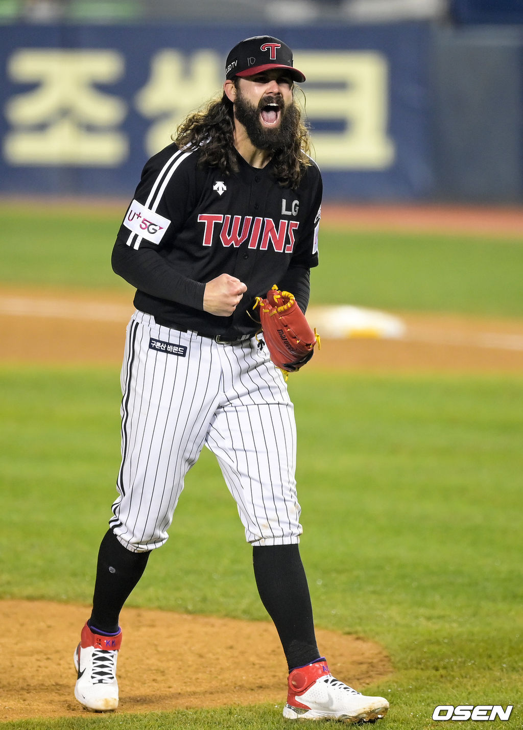 5일 오후 서울 잠실야구장에서 열린 '2021 신한은행 SOL KBO 리그' 포스트시즌 두산 베어스와 LG 트윈스의 준플레이오프(준PO) 2차전, 5회말 2사 1,2루에서 LG 켈리가 두산 페르난데스를 삼진으로 처리하고 환호하고 있다. 2021.11.05 /cej@osen.co.kr