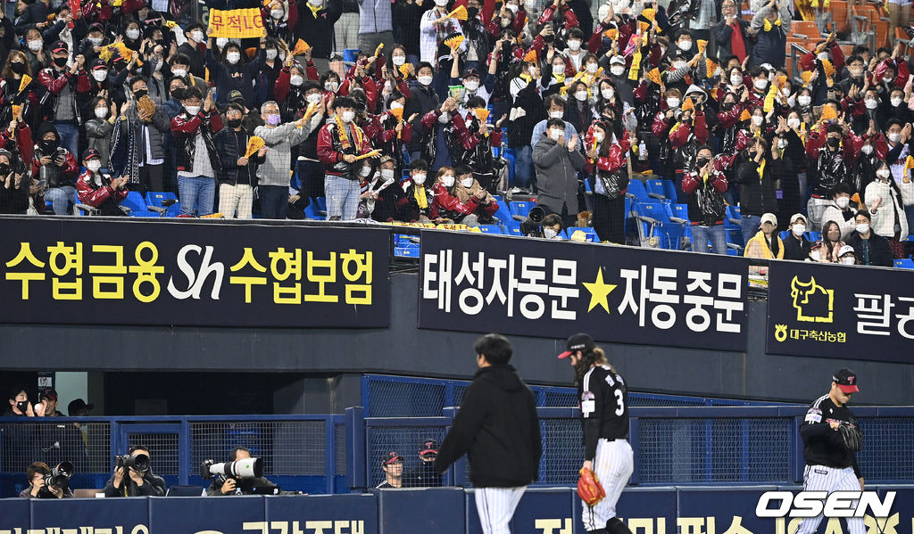 5일 오후 서울 잠실야구장에서 열린 '2021 신한은행 SOL KBO 리그' 포스트시즌 두산 베어스와 LG 트윈스의 준플레이오프(준PO) 2차전, 6회말 2사 1,2루에서 LG 켈리가 마운드에서 내려오자 팬들이 기립 박수를 보내고 있다. 2021.11.05 /sunday@osen.co.kr