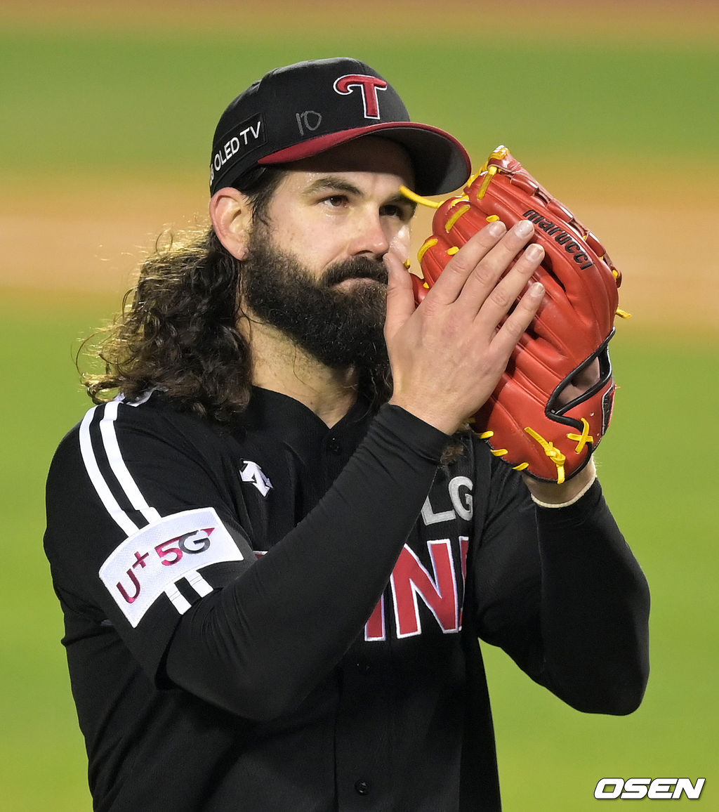 5일 오후 서울 잠실야구장에서 열린 '2021 신한은행 SOL KBO 리그' 포스트시즌 두산 베어스와 LG 트윈스의 준플레이오프(준PO) 2차전, 6회말 2사 1,2루에서 LG 켈리가 마운드에서 내려가며 관중석을 향해 박수를 치고 있다. 2021.11.05 /cej@osen.co.kr