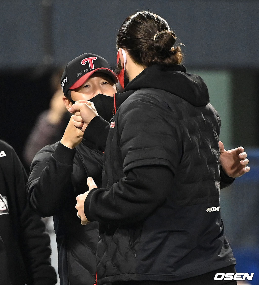 5일 오후 서울 잠실야구장에서 열린 '2021 신한은행 SOL KBO 리그' 포스트시즌 두산 베어스와 LG 트윈스의 준플레이오프(준PO) 2차전, 경기 종료 후 LG 켈리가 류지현 감독과 승리의 기쁨을 나누고 있다. 2021.11.05 /sunday@osen.co.kr