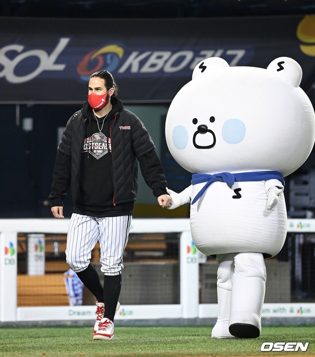 5일 오후 서울 잠실야구장에서 열린 '2021 신한은행 SOL KBO 리그' 포스트시즌 두산 베어스와 LG 트윈스의 준플레이오프(준PO) 2차전, 경기 종료 후 데일리 MVP로 선정된 켈리가 곰인형의 손을 잡고 그라운드로 나가고 있다. 2021.11.05 /sunday@osen.co.kr