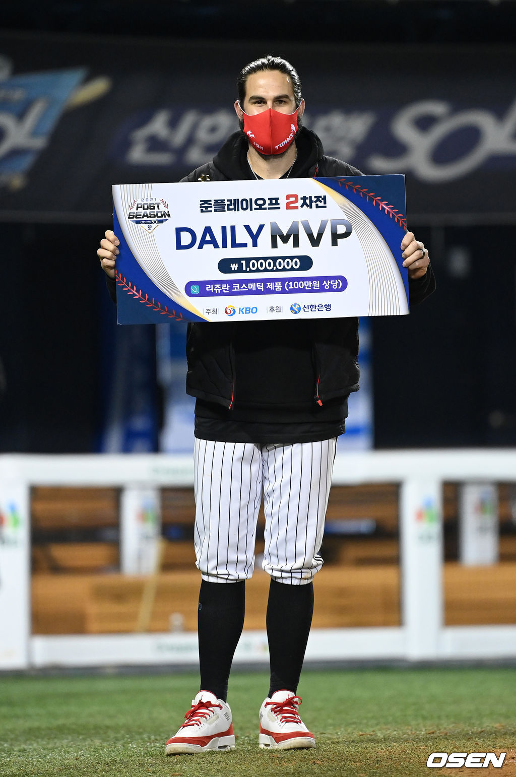 5일 오후 서울 잠실야구장에서 열린 '2021 신한은행 SOL KBO 리그' 포스트시즌 두산 베어스와 LG 트윈스의 준플레이오프(준PO) 2차전, 경기 종료 후 데일리 MVP로 선정된 켈리가 기념촬영을 하고 있다. 2021.11.05 /sunday@osen.co.kr