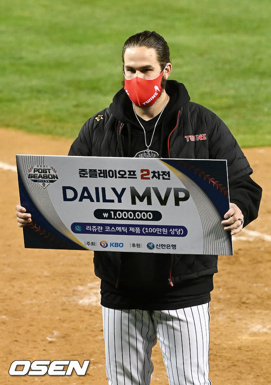 경기를 마치고 준PO 2차전 데일리 MVP에 선정된 LG 켈리가 포토타임을 갖고 있다.  2021.11.05/ rumi@osen.co.kr