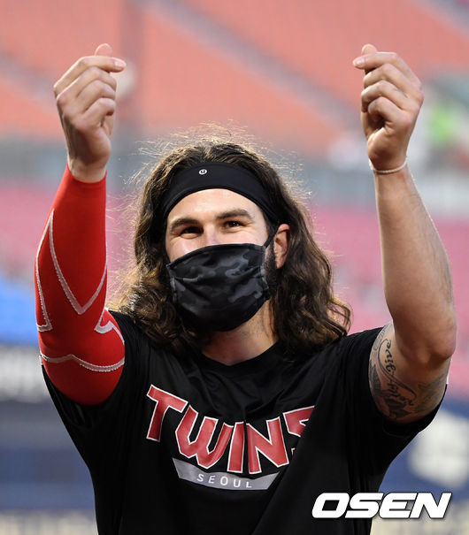 켈리가 팬들에 인사를 하고 있다./OSEN DB