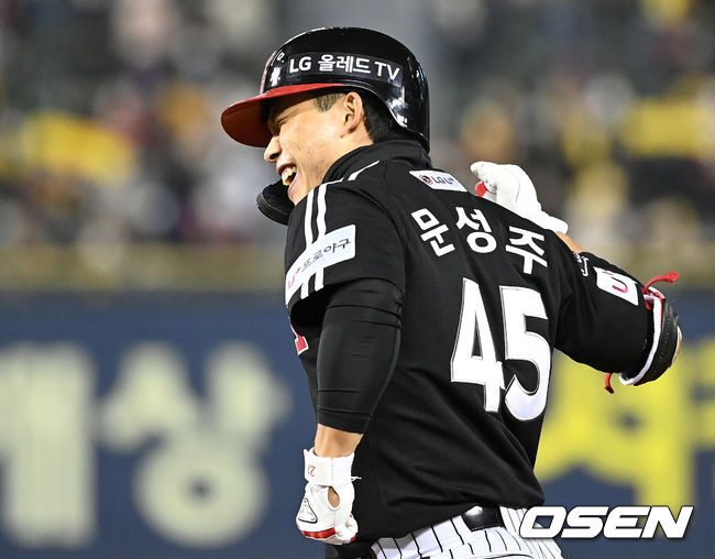 4회초 2사 1,3루 LG 문성주가 우전 적시타를 치고 환호하고 있다. 2021.11.05 /sunday@osen.co.kr