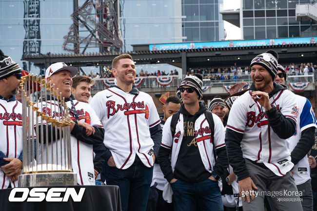 [사진] 브라이언 스니커 감독(왼쪽에서 두 번째), 프레디 프리먼(가운데) 등 애틀랜타 선수들이 6일(한국시간) 애틀랜타 트루이스트 파크에서 열린 월드시리즈 우승 기념식 도중 환하게 웃고 있다. ⓒGettyimages(무단전재 및 재배포 금지)