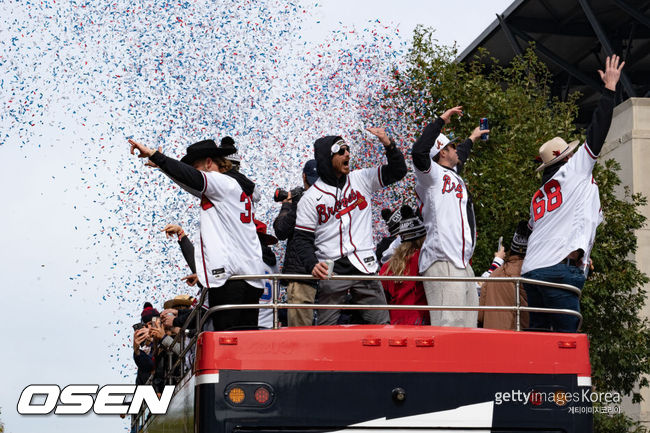 [사진] 애틀랜타 브레이브스 선수들이 6일(한국시간) 애틀랜타 시내에서 열린 퍼레이드 도중 2층 버스 위에서 팬들과 함께 환호성을 지르고 있다. ⓒGettyimages(무단전재 및 재배포 금지)