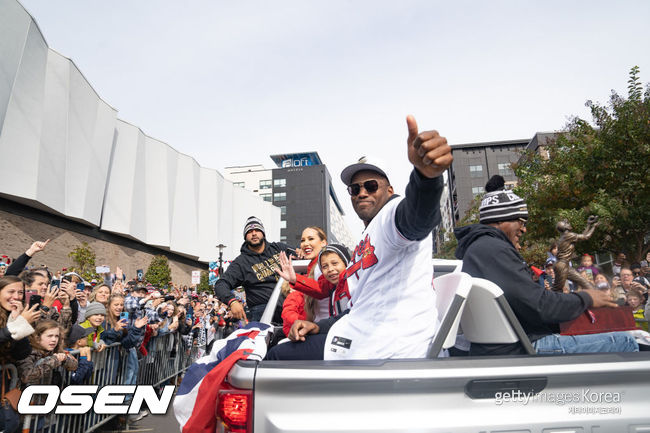 [사진] 월드시리즈 MVP로 뽑힌 애틀랜타의 호르헤 솔레어가 6일(한국시간) 가족들과 함께 애틀랜타 시내 우승 펴레이드를 펼치고 있다.  ⓒGettyimages(무단전재 및 재배포 금지)