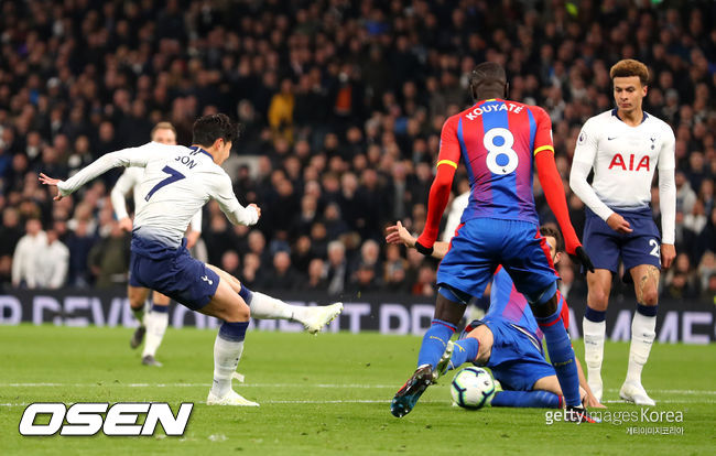 [사진] 손흥민이 토트넘 새 구장 개장 첫 골을 터뜨리는 장면ⓒGettyimages(무단전재 및 재배포 금지)