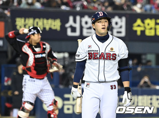 6회말 무사 1루에서 두산 양석환이 삼진으로 물러나며 아쉬워하고 있다. 2021.11.05 /sunday@osen.co.kr