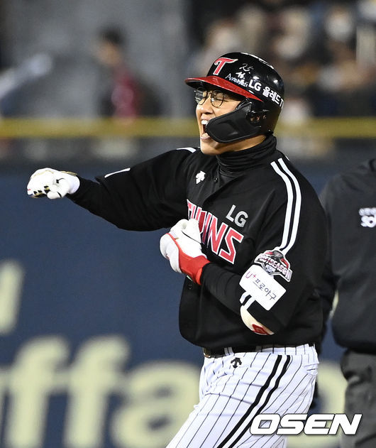2회초 무사에서 LG 채은성이 우전 2루타를 치고 환호하고 있다. 2021.11.05 /sunday@osen.co.kr