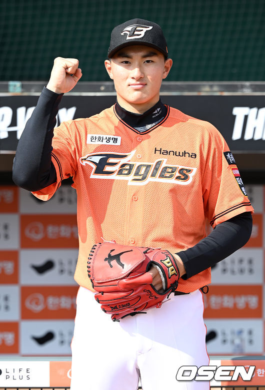 한화 2022 신인 박준영이 인터뷰를 앞두고 유니폼을 입고 포즈를 취하고 있다. 2021.11.05 / dreamer@osen.co.kr