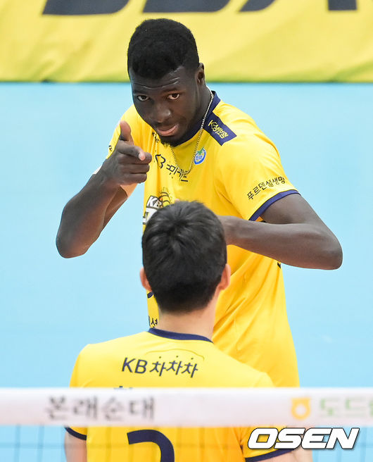 6일 오후 경기도 의정부체육관에서 ‘2021-2022 도드람 V-리그’ 남자부 KB손해보험과 우리카드의 경기가 열렸다.1세트 KB손해보험 케이타가 득점에 기뻐하고 있다. 2021.11.06 /cej@osen.co.kr