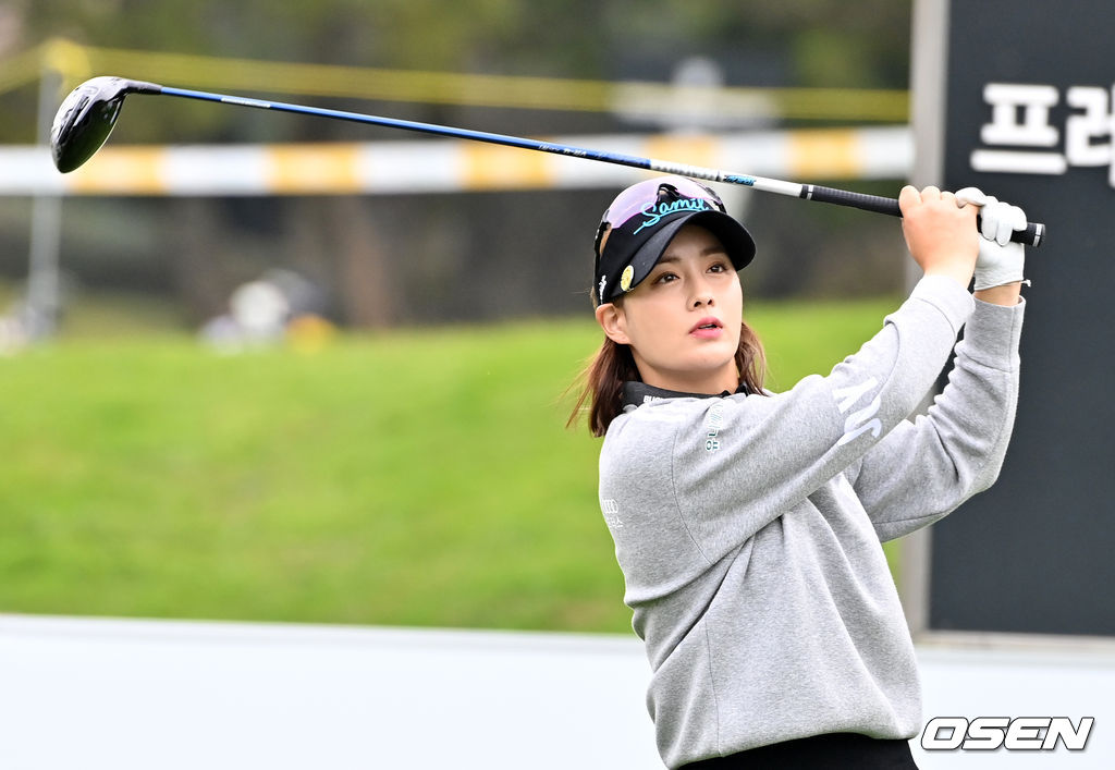 1번홀 박결이 티샷을 날리고 타구를 바라보고 있다. 2021.11.05 /jpnews@osen.co.kr