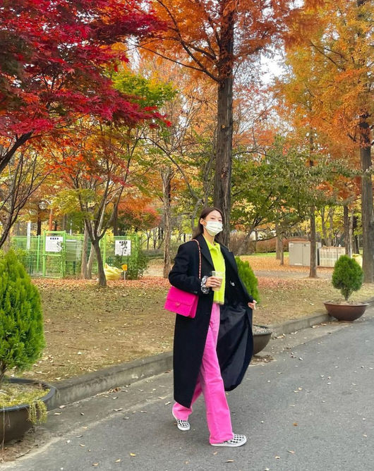설현, "핑크를 이렇게 소화하네" 명품백 매고 알록달록 가을 여신!