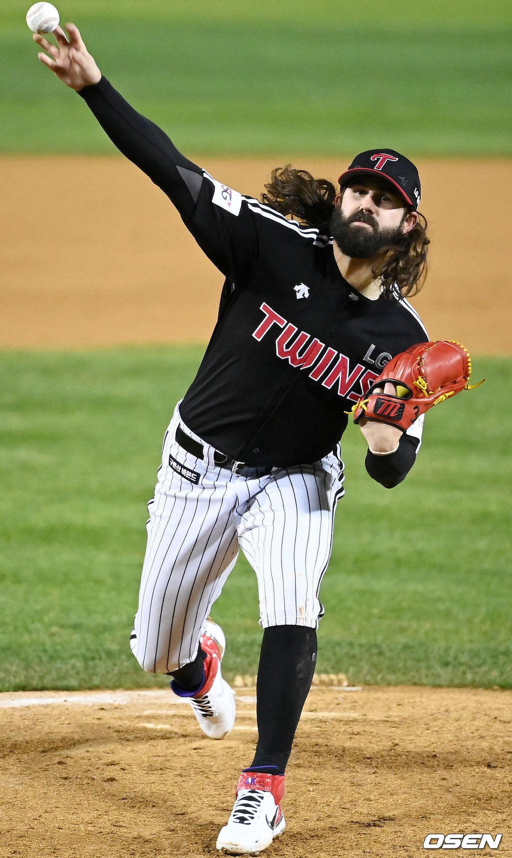 5일 오후 서울 잠실야구장에서 '2021 신한은행 SOL KBO 리그' 포스트시즌 두산베어스와 LG 트윈스의 준플레이오프(준PO) 2차전이 진행됐다.  LG 선발 켈리가 마운드 위에서 힘차게 공을 뿌리고 있다. 2021.11.05/ rumi@osen.co.kr