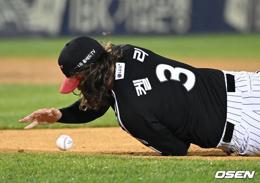 5일 오후 서울 잠실야구장에서 '2021 신한은행 SOL KBO 리그' 포스트시즌 두산베어스와 LG 트윈스의 준플레이오프(준PO) 2차전이 진행됐다.  1회말 무사에서 LG 켈리가 두산 정수빈의 강습 타구를 몸으로 막아내고 있다. 2021.11.05 /sunday@osen.co.kr