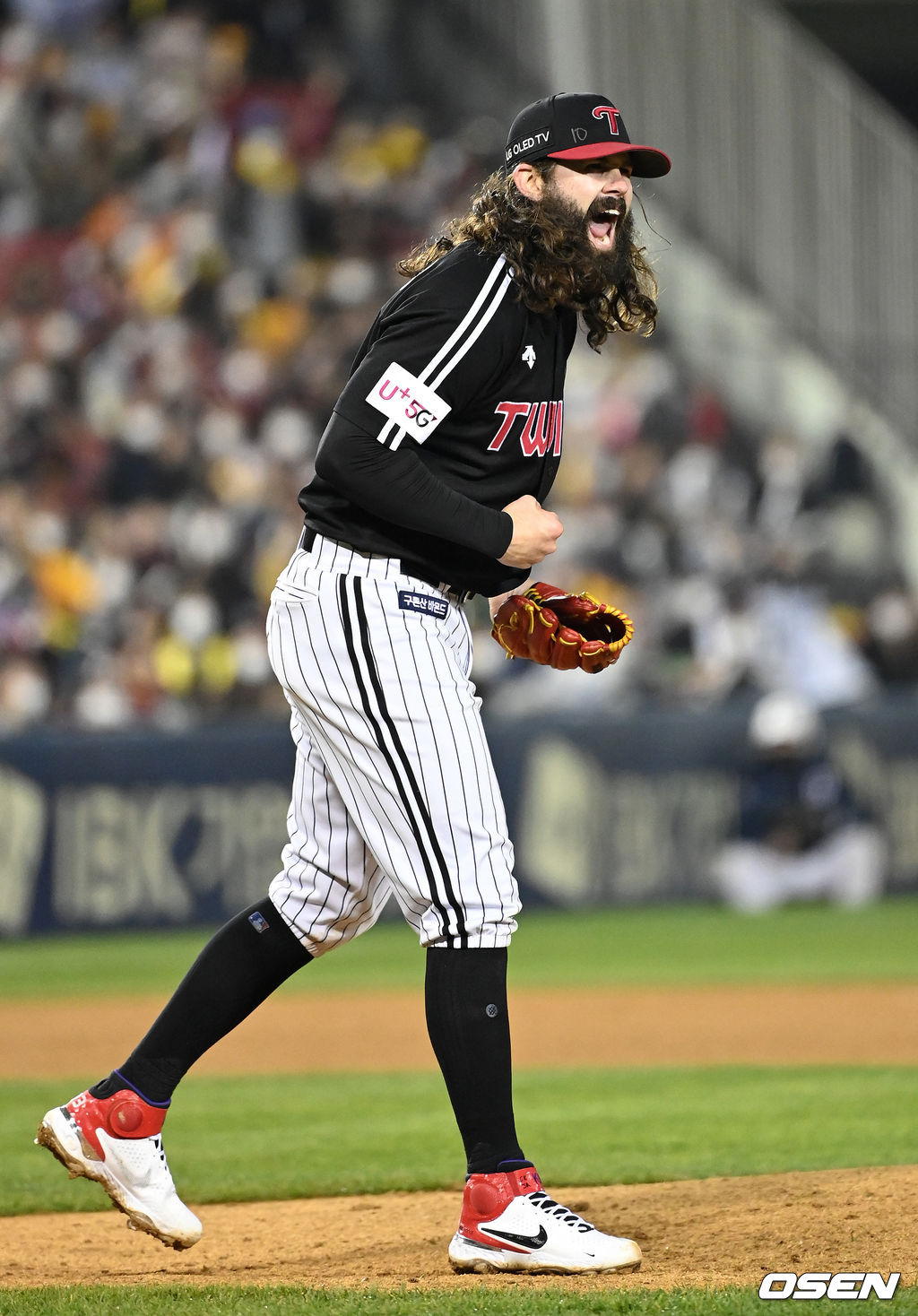 5일 오후 서울 잠실야구장에서 '2021 신한은행 SOL KBO 리그' 포스트시즌 두산베어스와 LG 트윈스의 준플레이오프(준PO) 2차전이 진행됐다.  5회말 2사 1,2루에서 LG 켈리가 두산 페르난데스를 삼진으로 처리하고 환호하고 있다. 2021.11.05 /sunday@osen.co.kr