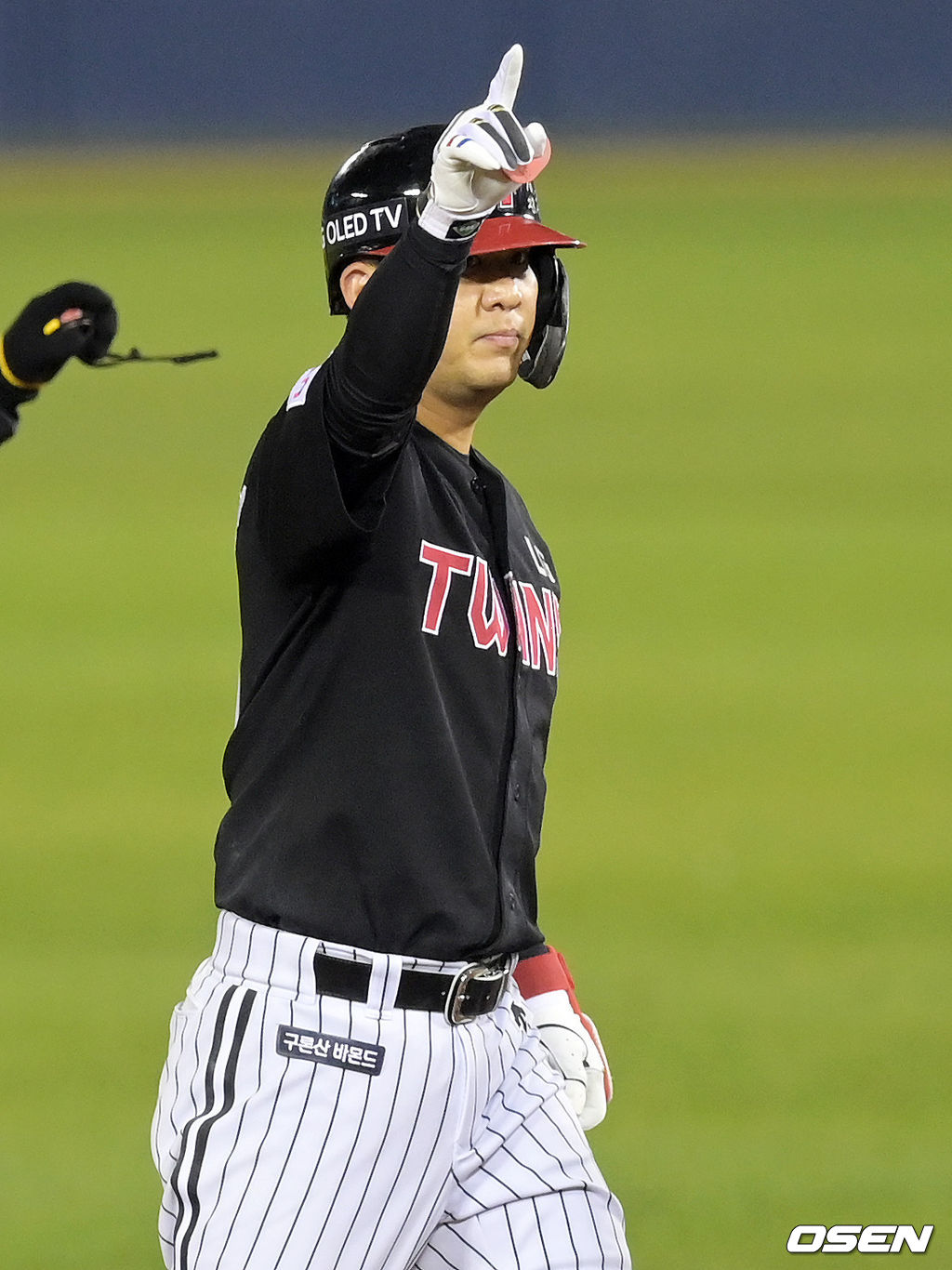 5일 오후 서울 잠실야구장에서 '2021 신한은행 SOL KBO 리그' 포스트시즌 두산 베어스와 LG 트윈스의 준플레이오프(준PO) 2차전이 열렸다.  6회초 2사 LG 김민성이 왼쪽 담장을 때리는 2루타를 날린 뒤 세리머니를 하고 있다. 2021.11.05 /cej@osen.co.kr