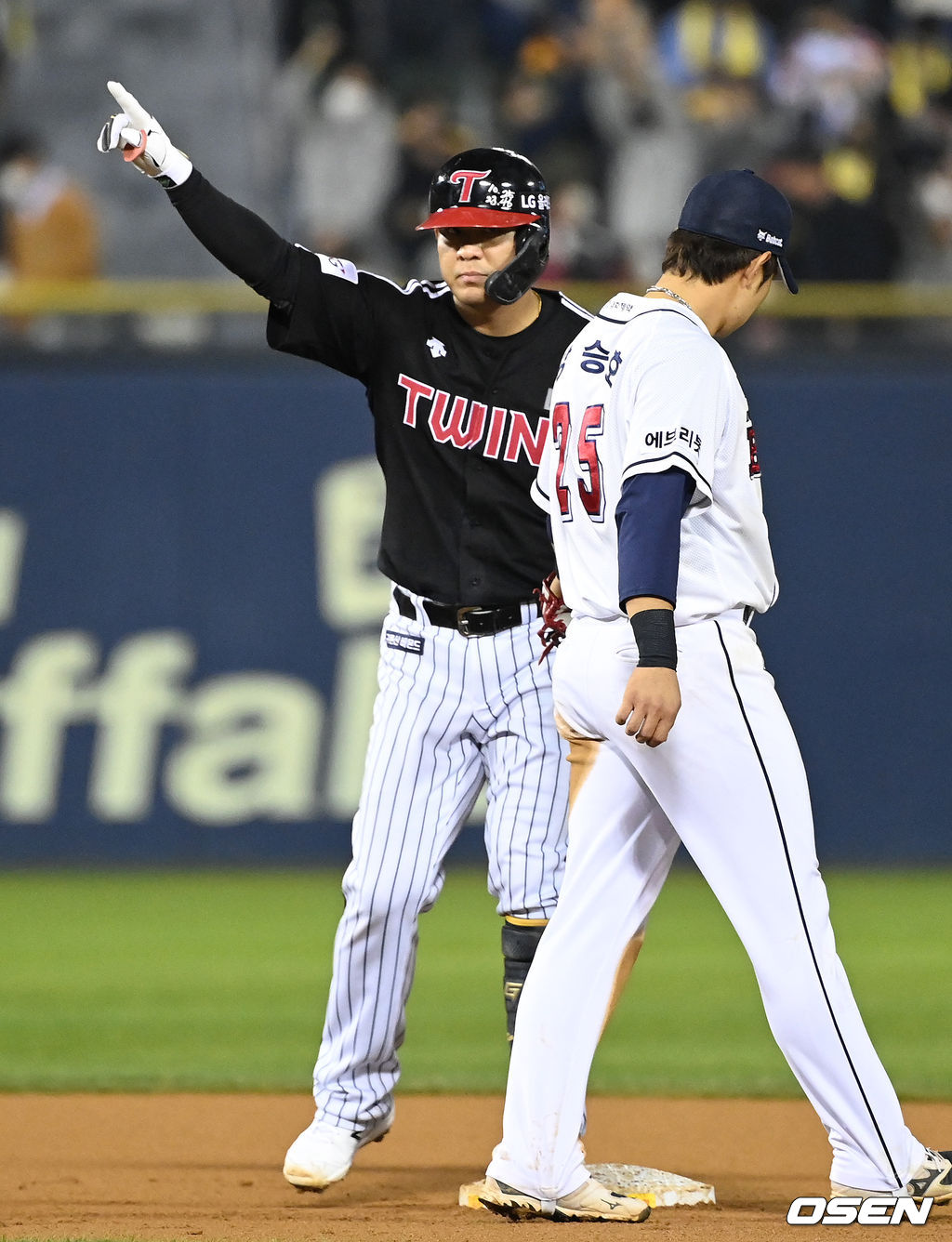 5일 오후 서울 잠실야구장에서 '2021 신한은행 SOL KBO 리그' 포스트시즌 두산베어스와 LG 트윈스의 준플레이오프(준PO) 2차전이 진행됐다.  6회초 2사에서 LG 김민성이 좌월 2루타를 치고 환호하고 있다. 2021.11.05 /sunday@osen.co.kr