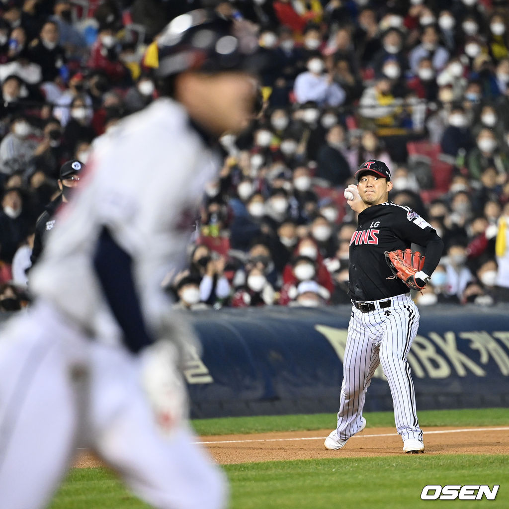 5일 오후 서울 잠실야구장에서 '2021 신한은행 SOL KBO 리그' 포스트시즌 두산베어스와 LG 트윈스의 준플레이오프(준PO) 2차전이 진행됐다.  6회말 무사에서 LG 김민성이 송구 실책을 범하고 있다. 2021.11.05 /sunday@osen.co.kr