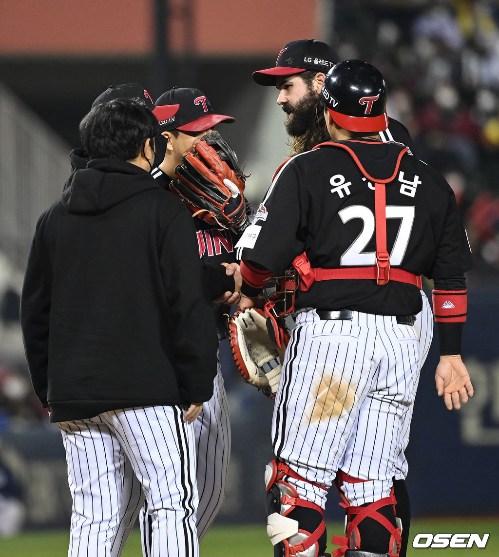 5일 오후 서울 잠실야구장에서 '2021 신한은행 SOL KBO 리그' 포스트시즌 두산베어스와 LG 트윈스의 준플레이오프(준PO) 2차전이 진행됐다.  6회말 2사 1,2루에서 LG 켈리가 마운드를 내려가며 실책을 범한 김민성과 이야기를 나누고 있다. 2021.11.05 /sunday@osen.co.kr
