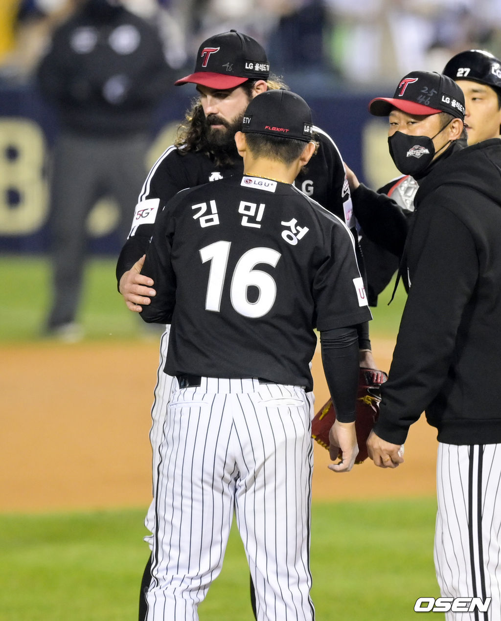 5일 오후 서울 잠실야구장에서 '2021 신한은행 SOL KBO 리그' 포스트시즌 두산 베어스와 LG 트윈스의 준플레이오프(준PO) 2차전이 열렸다.  6회말 2사 1,2루 LG 선발 켈리가 교체되고 있다. 실책을 범했던 김민성이 켈리에게 다가가 미안함을 표하고 있다. 2021.11.05 /cej@osen.co.kr