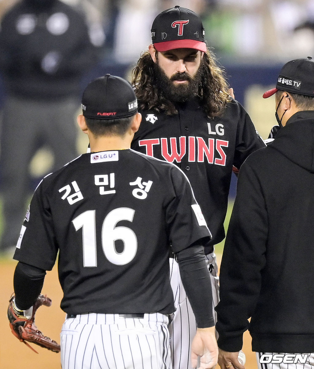 5일 오후 서울 잠실야구장에서 '2021 신한은행 SOL KBO 리그' 포스트시즌 두산 베어스와 LG 트윈스의 준플레이오프(준PO) 2차전이 열렸다.  6회말 2사 1,2루 LG 선발 켈리가 교체되고 있다. 실책을 범했던 김민성이 켈리에게 다가가 미안함을 표하고 있다. 2021.11.05 /cej@osen.co.kr