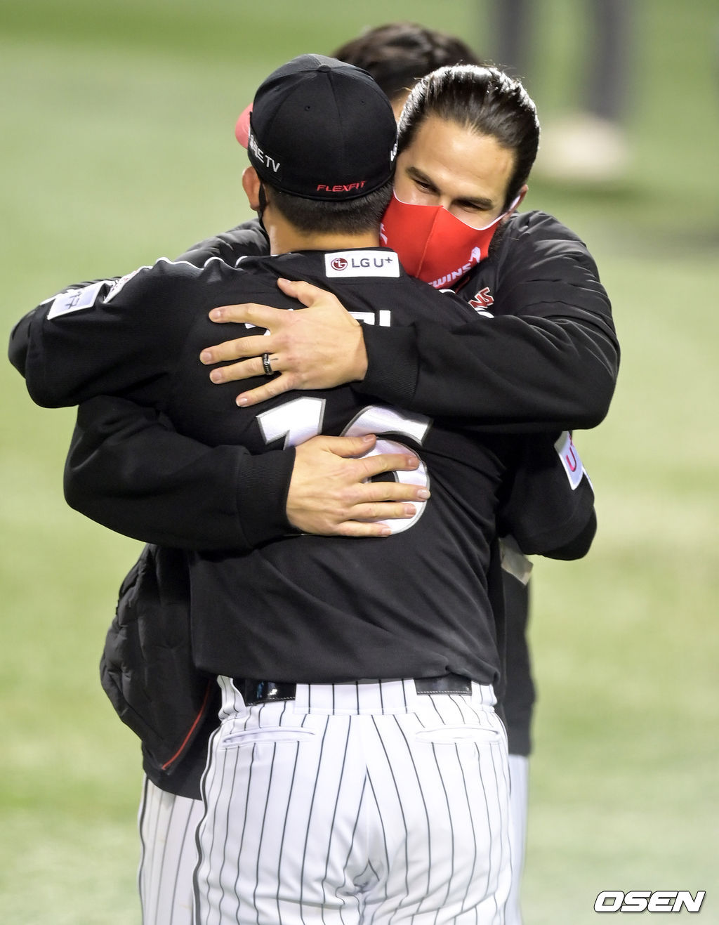 LG 트윈스 타선이 하루만에 180도 달라졌다. 1차전 찬스마다 무기력했으나, 2차전에선 2사 후 집중력을 발휘했고, 7회 빅이닝으로 승기를 잡았다. 'LG는 5일 서울 잠실구장에서 열린 2021 KBO리그 준플레이오프 2차전 두산과의 경기에서 9-3으로 승리했다. 선발 켈리가 6회 2사까지 비자책 1실점으로 호투했다.경기 종료 후 LG 선발 켈리가 김민성과 승리의 기쁨을 나누고 있다. 2021.11.05 /cej@osen.co.kr