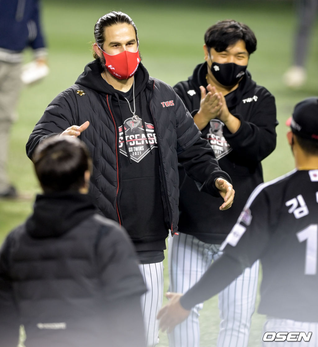 LG 트윈스 타선이 하루만에 180도 달라졌다. 1차전 찬스마다 무기력했으나, 2차전에선 2사 후 집중력을 발휘했고, 7회 빅이닝으로 승기를 잡았다. 'LG는 5일 서울 잠실구장에서 열린 2021 KBO리그 준플레이오프 2차전 두산과의 경기에서 9-3으로 승리했다. 선발 켈리가 6회 2사까지 비자책 1실점으로 호투했다.경기 종료 후 LG 선발 켈리가 김민성과 승리의 기쁨을 나누고 있다. 2021.11.05 /cej@osen.co.kr