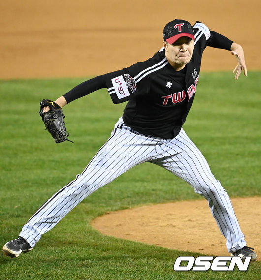 준플레이오프 2차전, 6회말 2사 주자 1,2루에서 두산 김인태를 삼진아웃 처리한 LG 김대유가 포효하고 있다. /OSEN DB