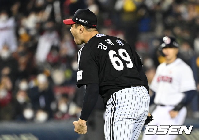 LG 김대유가 두산 김인태를 삼진 잡은 후 환호하고 있다. /OSEN DB