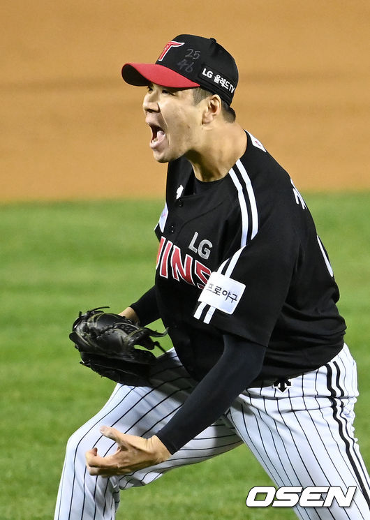 6회말 2사 주자 1,2루에서 두산 김인태를 삼진으로 잡은 LG 김대유가 포효하고 있다. /OSEN DB