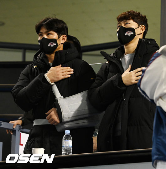 부상으로 포스트시즌에 출장하지 못하는 LG 오지환과 이상호가 지난 4일 준플레이오프 1차전을 응원석에서 그라운드를 바라보고 있다. /OSEN DB