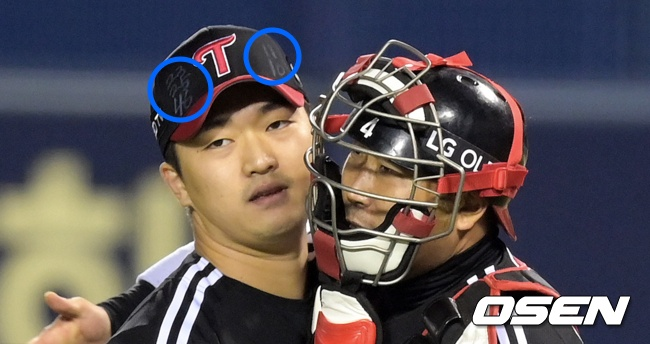 LG 마무리 고우석의 모자에는 10,23,25,46번 외에 11번도 함께 적혀 있다. /OSEN DB