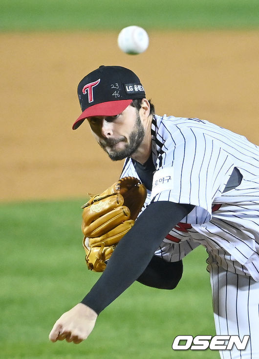 LG 선발 수아레즈가 마운드 위에서 힘차게 공을 뿌리고 있다. 2021.11.04 / rumi@osen.co.kr