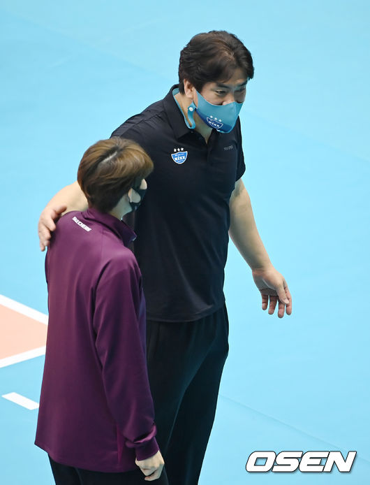 GS칼텍스 차상현 감독이 KGC인삼공사 이소영과 이야기를 나누고 있다. 2021.08.23 /OSEN DB